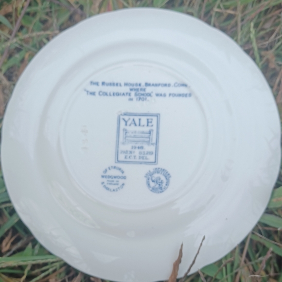 Vintage Yale Blue and white saucer - Picture 2 of 2